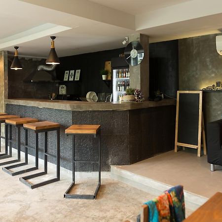 Revolution Hostel Asokeバンコク エクステリア 写真