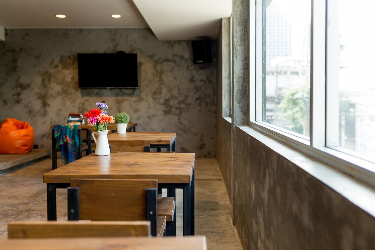 Revolution Hostel Asokeバンコク エクステリア 写真