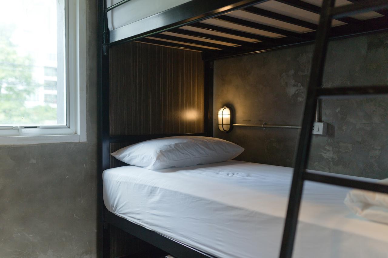Revolution Hostel Asokeバンコク エクステリア 写真