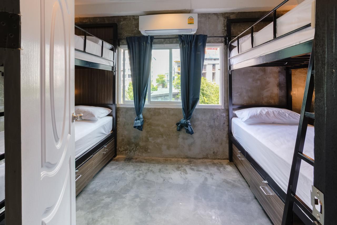 Revolution Hostel Asokeバンコク エクステリア 写真