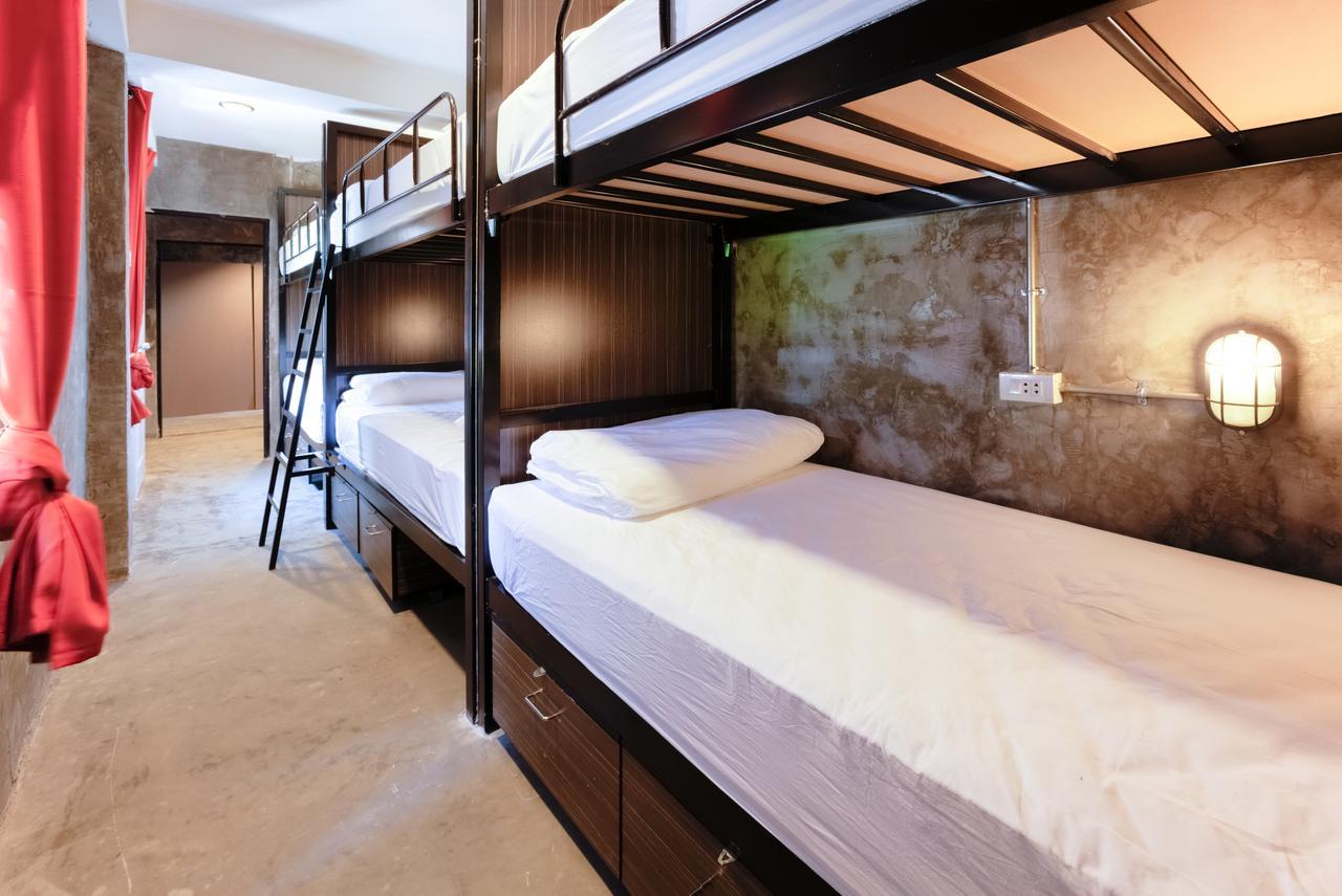 Revolution Hostel Asokeバンコク エクステリア 写真