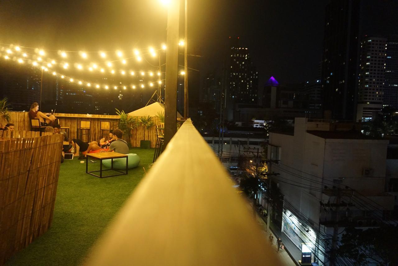Revolution Hostel Asokeバンコク エクステリア 写真