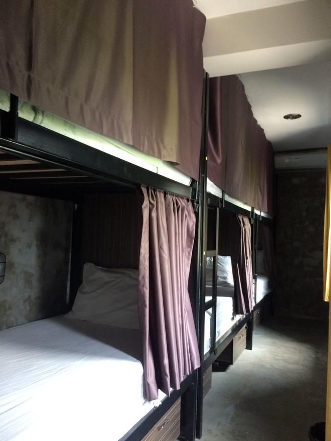 Revolution Hostel Asokeバンコク エクステリア 写真